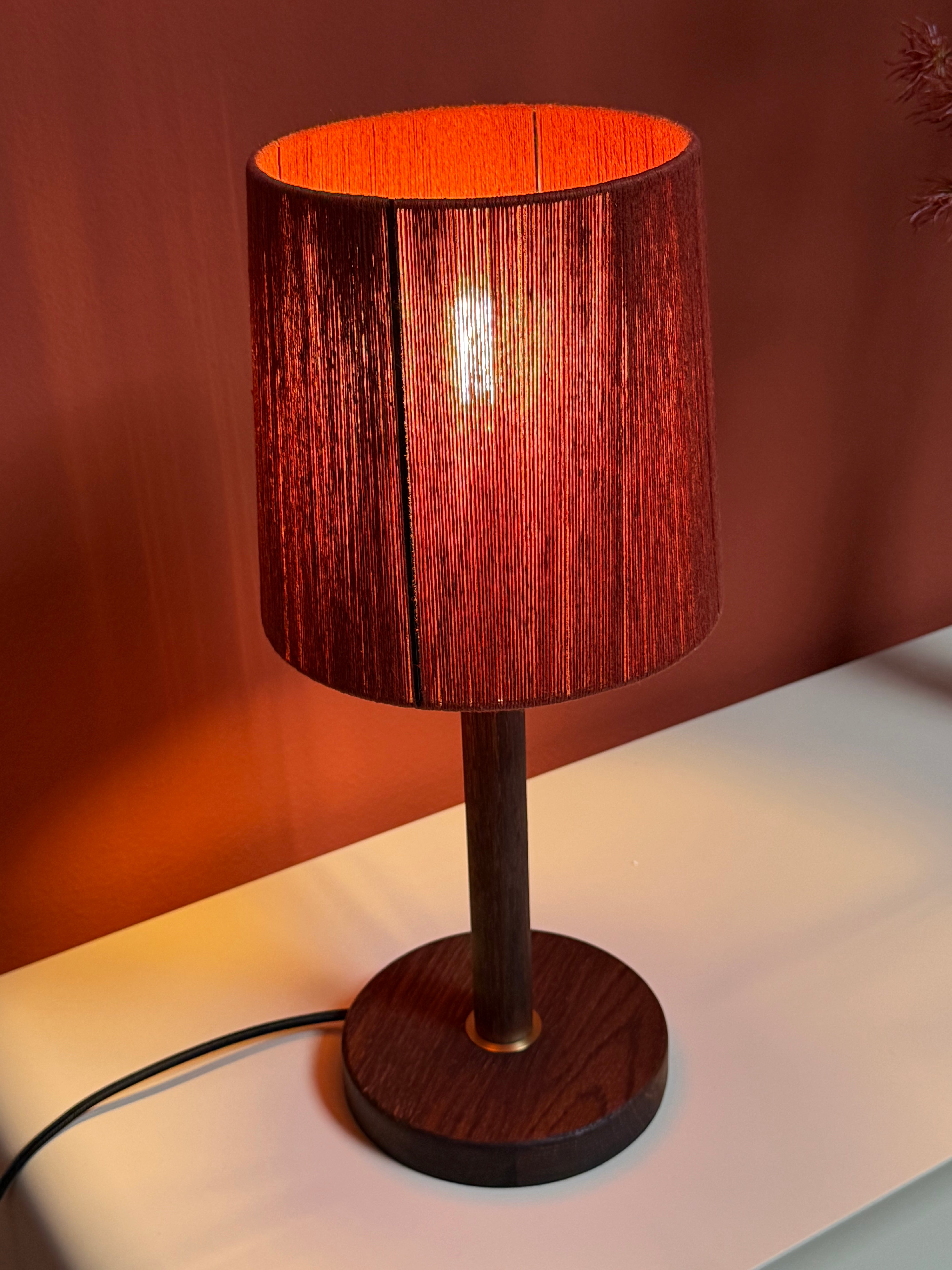 Heartwood bordlampe i Mother Earth med fod i røget eg – billede 2 af 2